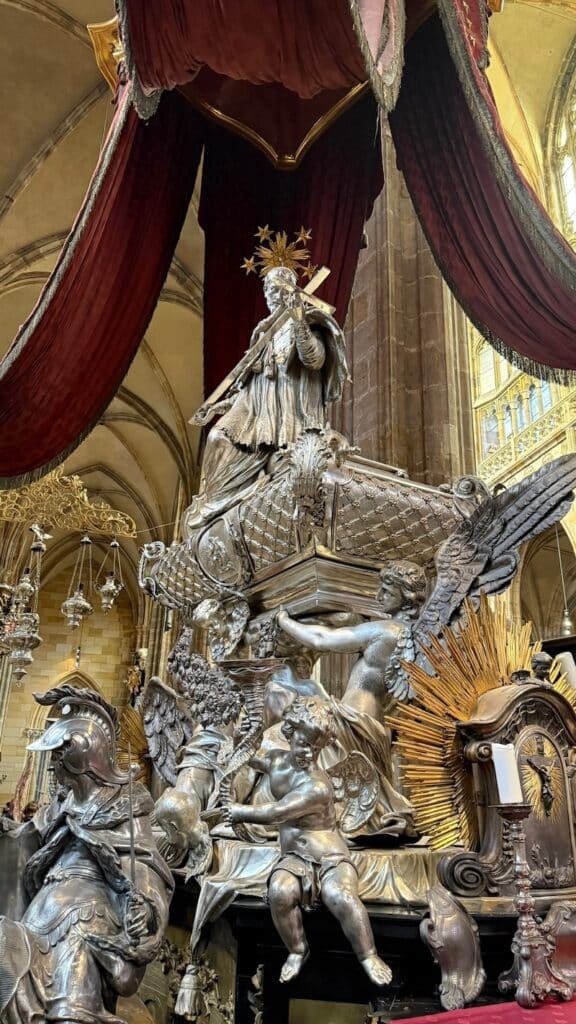 Tombeau situé à l'intérieur de la cathédrale Saint Guy à Prague