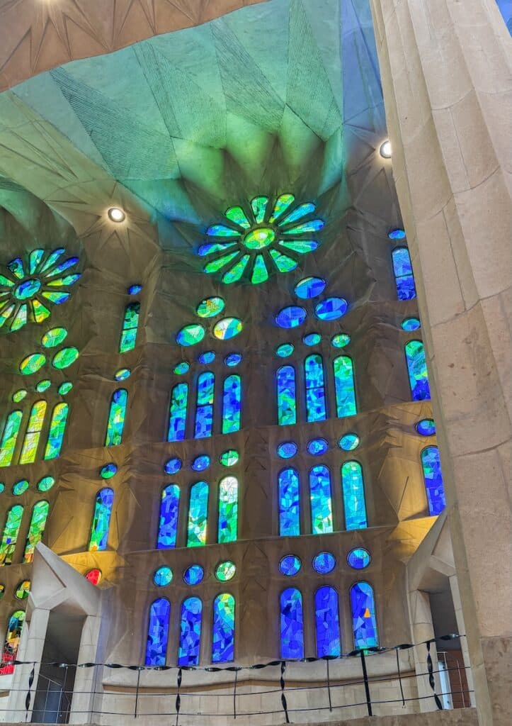 Vitraux bleus à la Sagrada Familia à Barcelone
