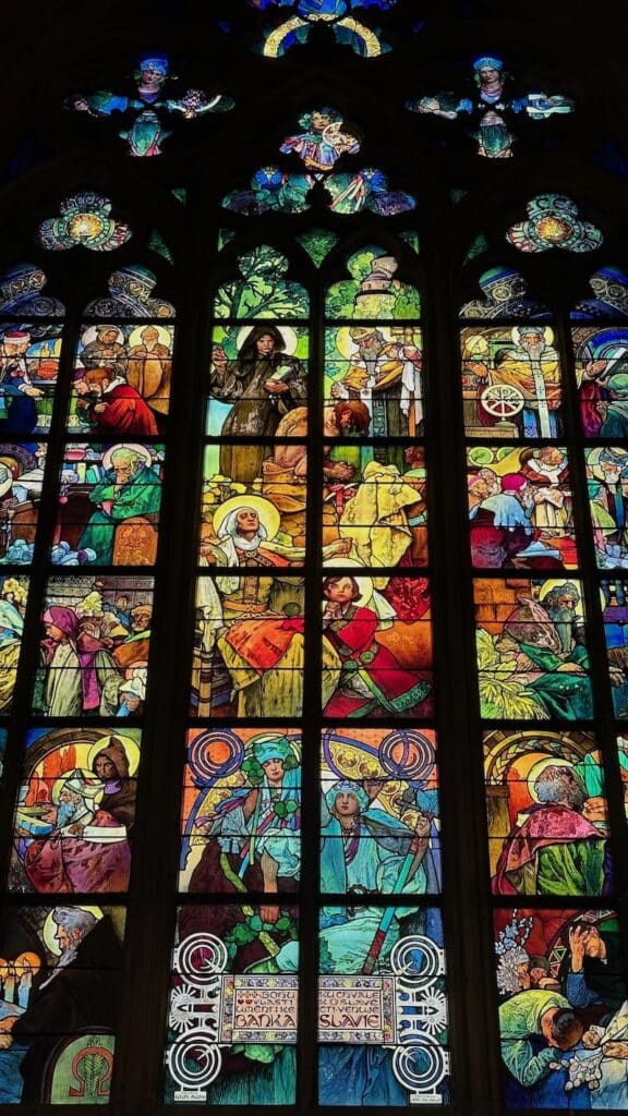 Vitraux situés à l'intérieur de la cathédrale Saint Guy à Prague