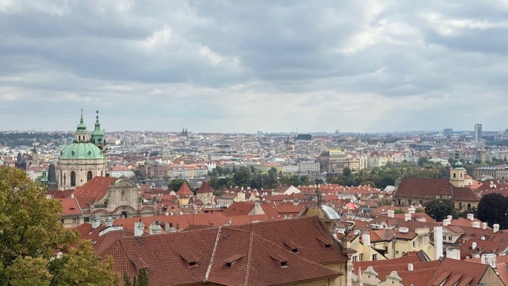 Vue sur les toits rouge de Prague depuis les escaliers menant du chateau au quartier Mala Strana