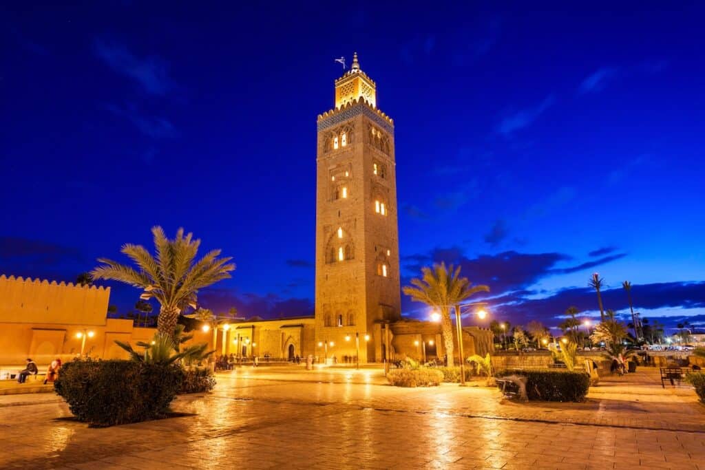 La Koutoubia illuminée la nuit, la mosquée de Marrakech au Maroc
