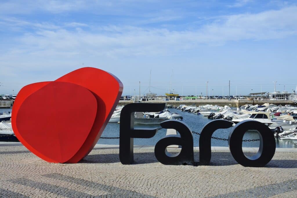 Signe Faro sur la marina