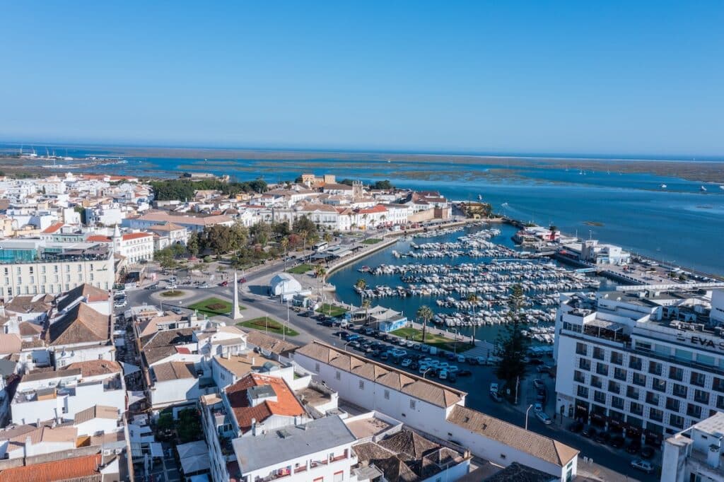 Marina de Faro, quartier animé de la ville